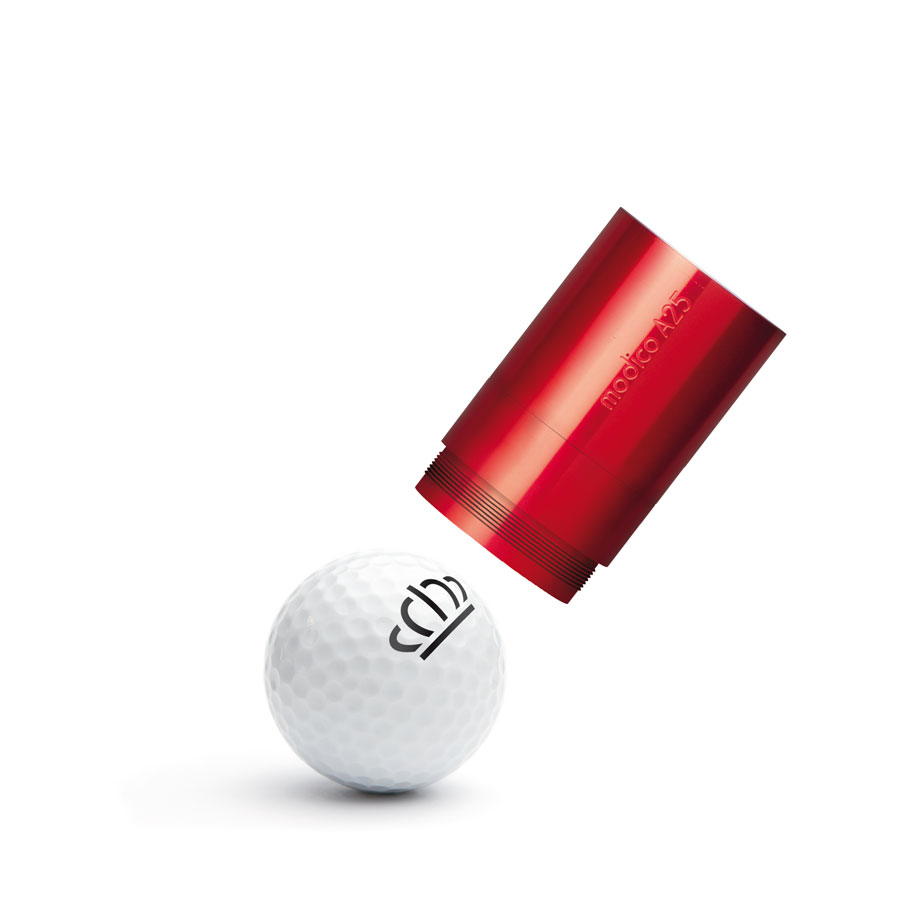 Golfballstempel AG25 in Rot beim Prägen eines Golfballs mit Logo-Abdruck